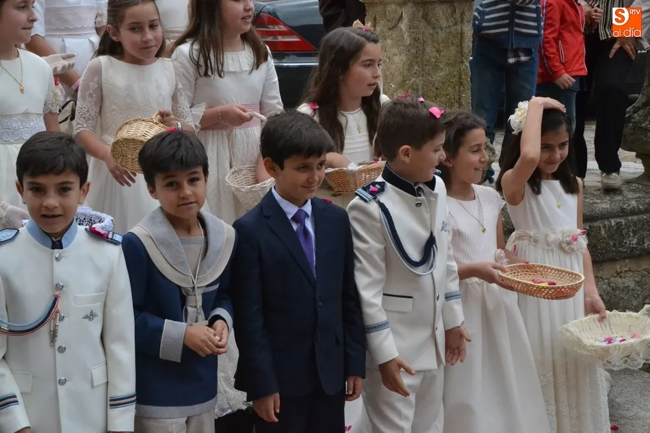 Foto 8 - Medio centenar de ni&ntilde;os de Primera Comuni&oacute;n acompa&ntilde;an al Sant&iacute;simo  