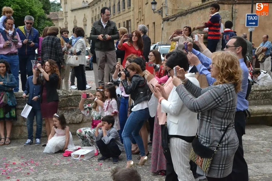 Foto 6 - Medio centenar de ni&ntilde;os de Primera Comuni&oacute;n acompa&ntilde;an al Sant&iacute;simo  