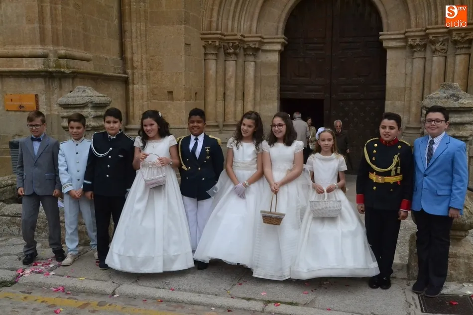 Foto 4 - Medio centenar de ni&ntilde;os de Primera Comuni&oacute;n acompa&ntilde;an al Sant&iacute;simo  