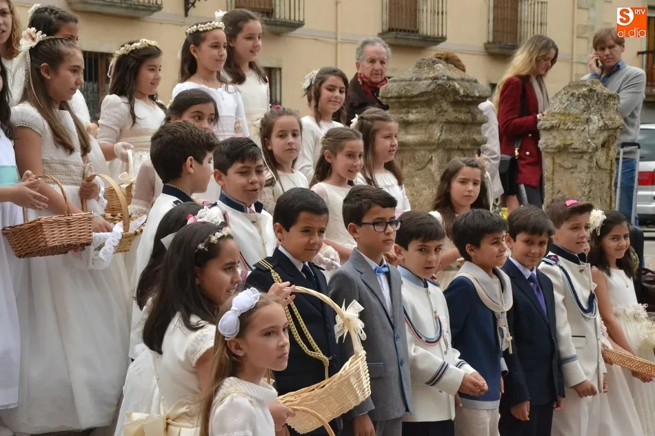 Foto 5 - Medio centenar de ni&ntilde;os de Primera Comuni&oacute;n acompa&ntilde;an al Sant&iacute;simo  