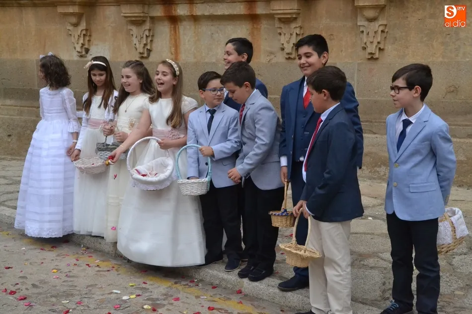 Foto 3 - Medio centenar de ni&ntilde;os de Primera Comuni&oacute;n acompa&ntilde;an al Sant&iacute;simo  