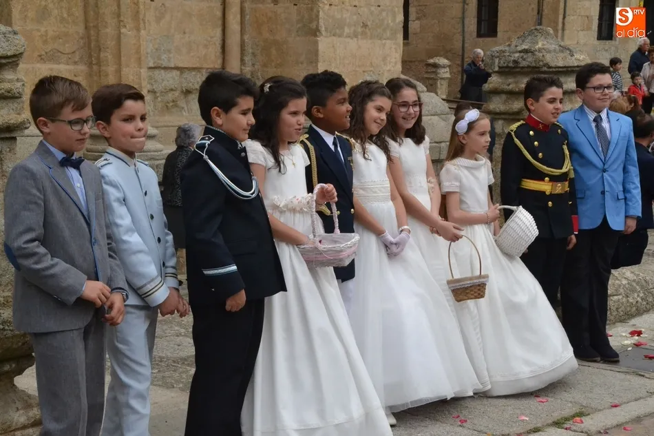 Foto 2 - Medio centenar de ni&ntilde;os de Primera Comuni&oacute;n acompa&ntilde;an al Sant&iacute;simo  