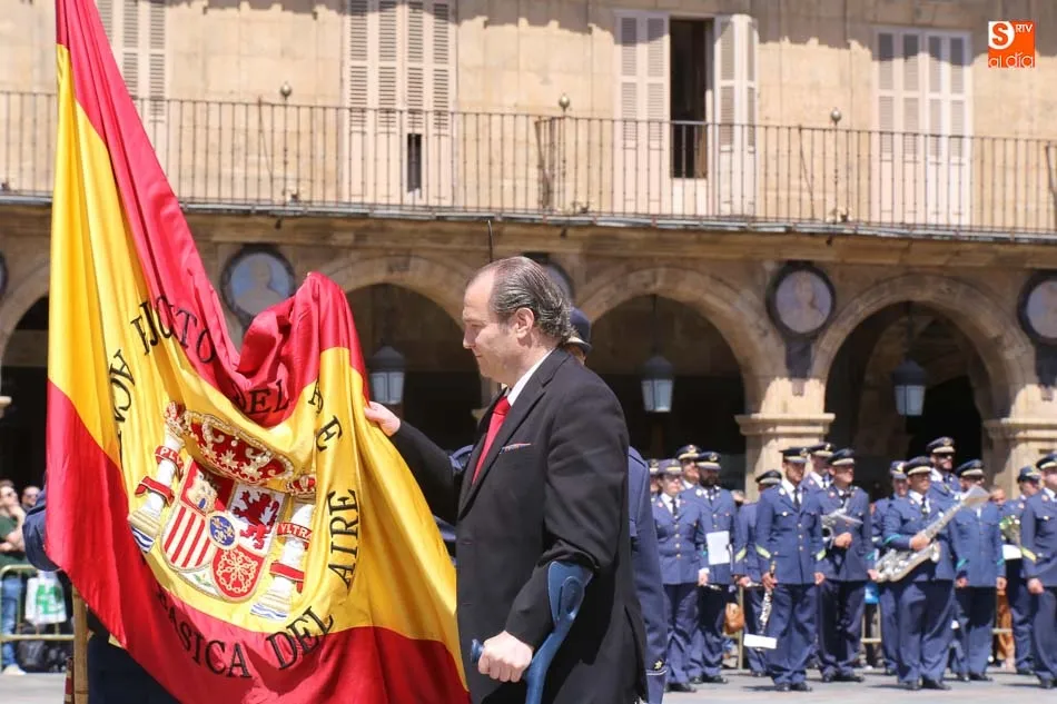 Foto 11 - Los salmantinos se re&uacute;nen en la Plaza Mayor para jurar su lealtad ante la Bandera de Espa&ntilde;a  