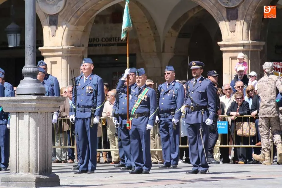 Foto 10 - Los salmantinos se re&uacute;nen en la Plaza Mayor para jurar su lealtad ante la Bandera de Espa&ntilde;a  