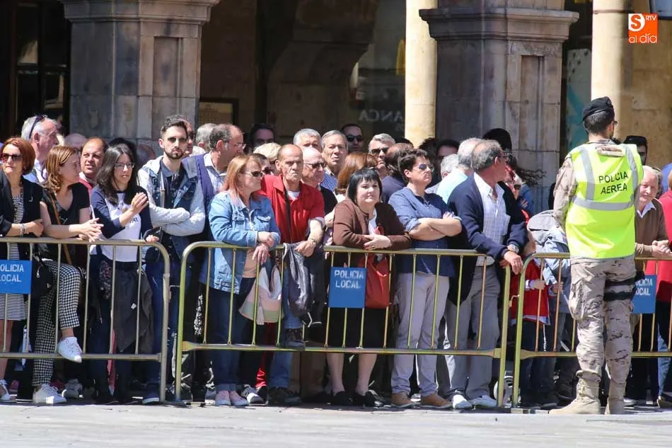 Foto 8 - Los salmantinos se re&uacute;nen en la Plaza Mayor para jurar su lealtad ante la Bandera de Espa&ntilde;a  