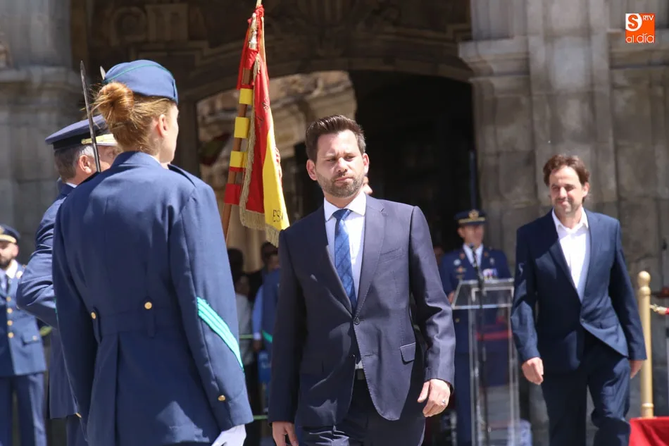Foto 7 - Los salmantinos se re&uacute;nen en la Plaza Mayor para jurar su lealtad ante la Bandera de Espa&ntilde;a  