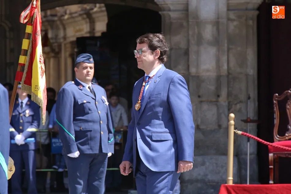 Foto 6 - Los salmantinos se re&uacute;nen en la Plaza Mayor para jurar su lealtad ante la Bandera de Espa&ntilde;a  