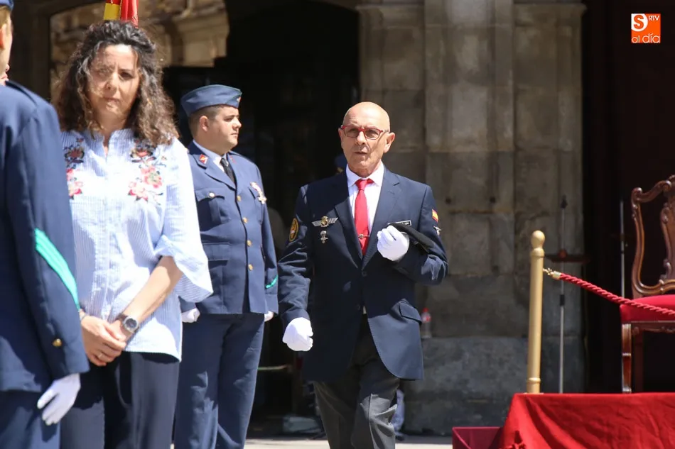 Foto 5 - Los salmantinos se re&uacute;nen en la Plaza Mayor para jurar su lealtad ante la Bandera de Espa&ntilde;a  