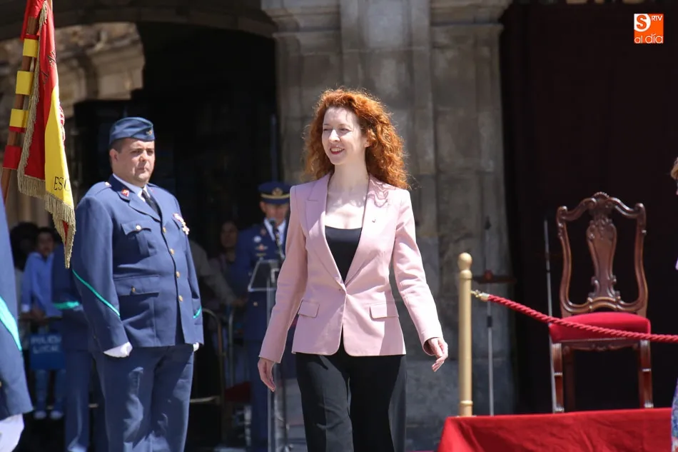 Foto 4 - Los salmantinos se re&uacute;nen en la Plaza Mayor para jurar su lealtad ante la Bandera de Espa&ntilde;a  