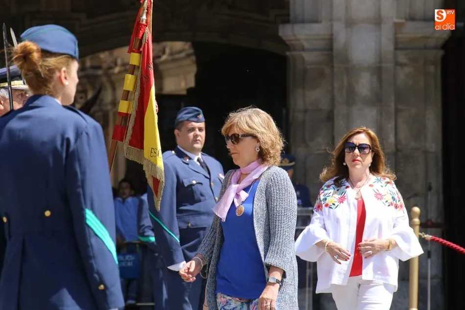 Foto 3 - Los salmantinos se re&uacute;nen en la Plaza Mayor para jurar su lealtad ante la Bandera de Espa&ntilde;a  