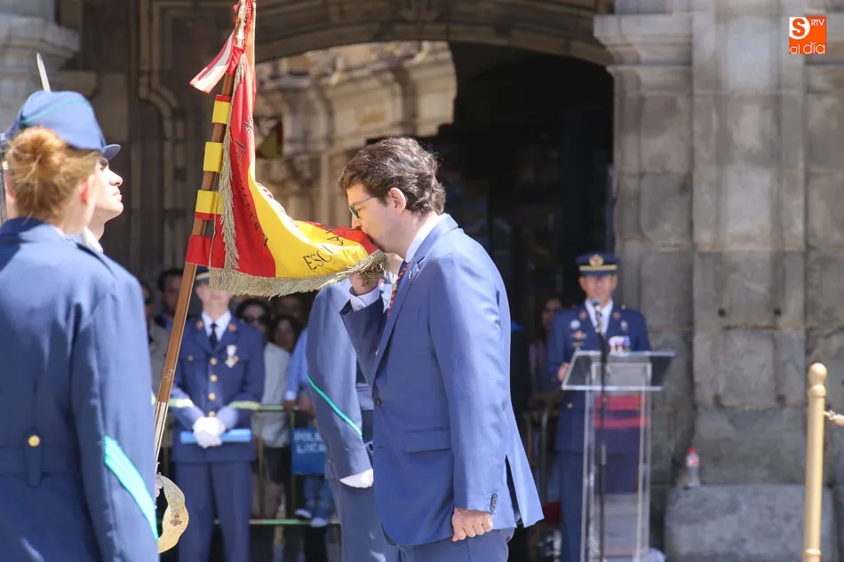 Foto 2 - Los salmantinos se re&uacute;nen en la Plaza Mayor para jurar su lealtad ante la Bandera de Espa&ntilde;a  