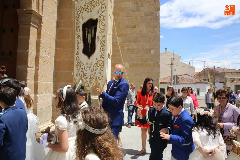 Foto 11 - Los vecinos de Villares celebran la procesi&oacute;n del Corpus  