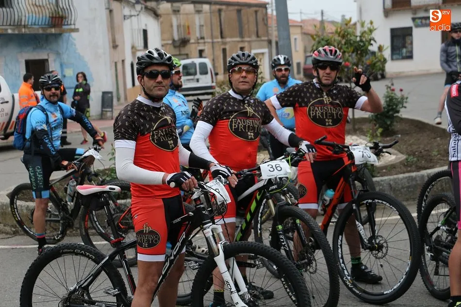 Foto 9 - M&aacute;s de 200 corredores participan en la V Subida al Pico Cervero