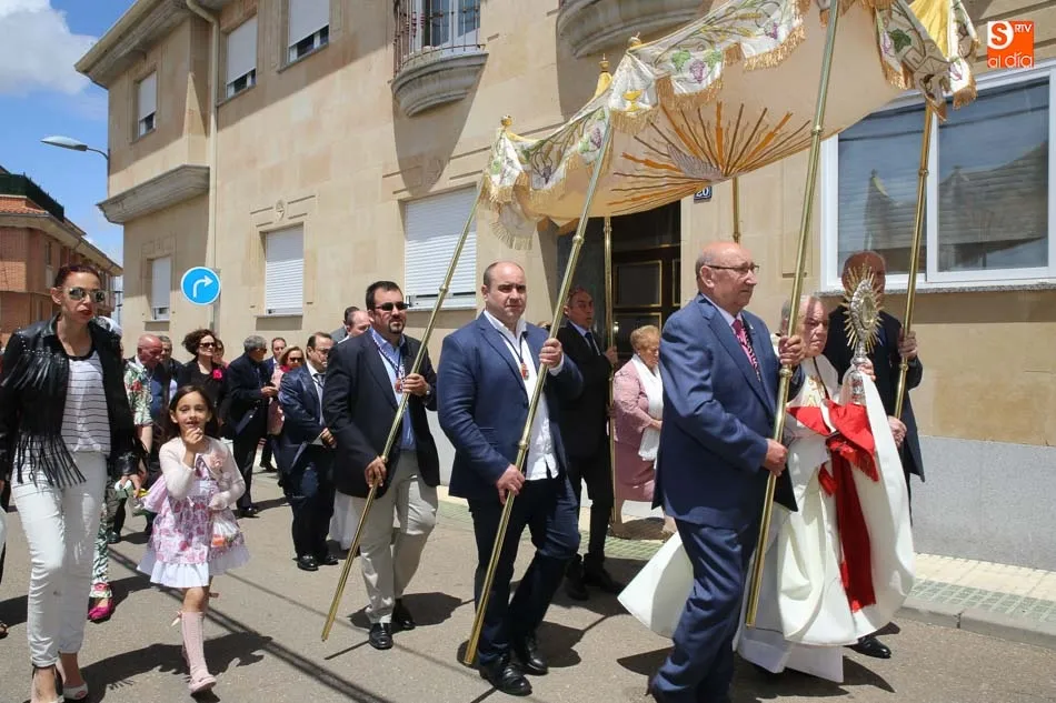 Foto 10 - Los vecinos de Villares celebran la procesi&oacute;n del Corpus  