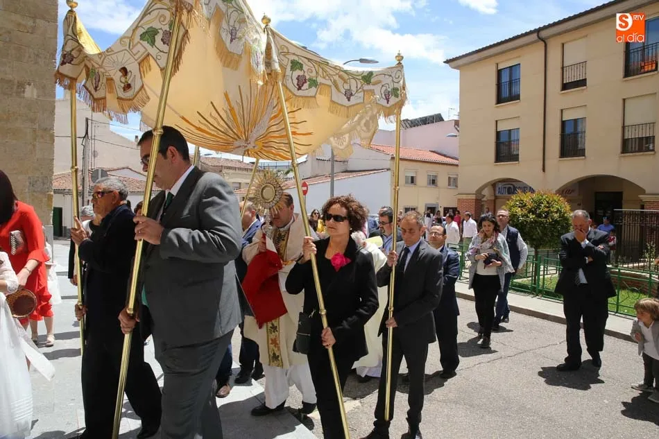 Foto 9 - Los vecinos de Villares celebran la procesi&oacute;n del Corpus  