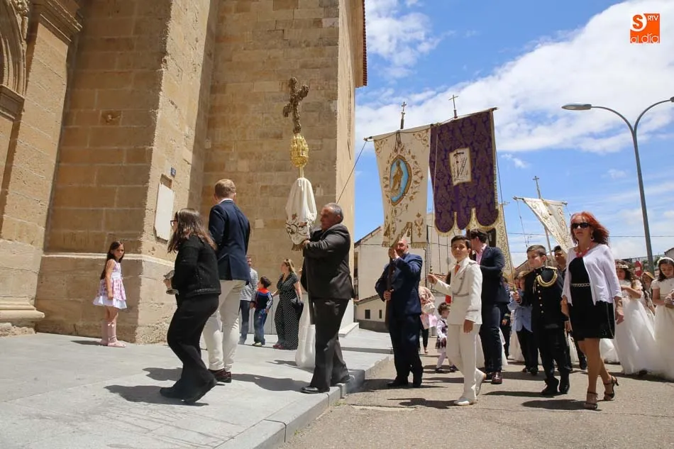 Foto 5 - Los vecinos de Villares celebran la procesi&oacute;n del Corpus  