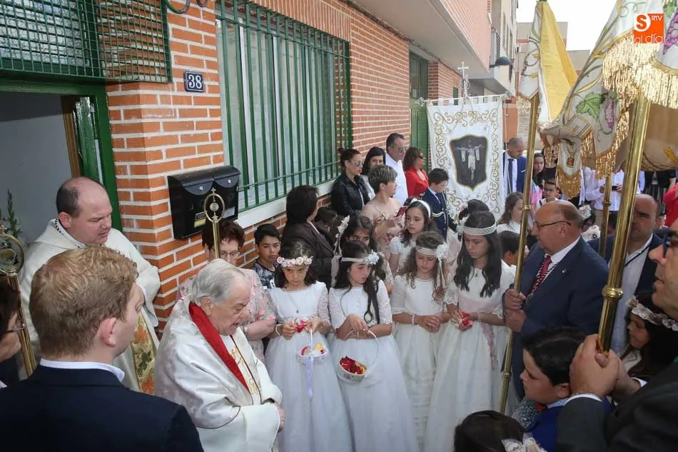 Foto 3 - Los vecinos de Villares celebran la procesi&oacute;n del Corpus  