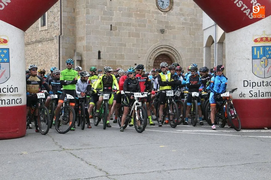 Foto 4 - M&aacute;s de 200 corredores participan en la V Subida al Pico Cervero