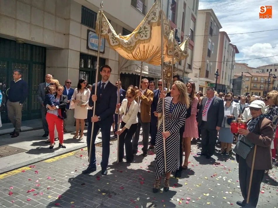 Foto 9 - Los ni&ntilde;os de Primera Comuni&oacute;n protagonizan un soleado Corpus