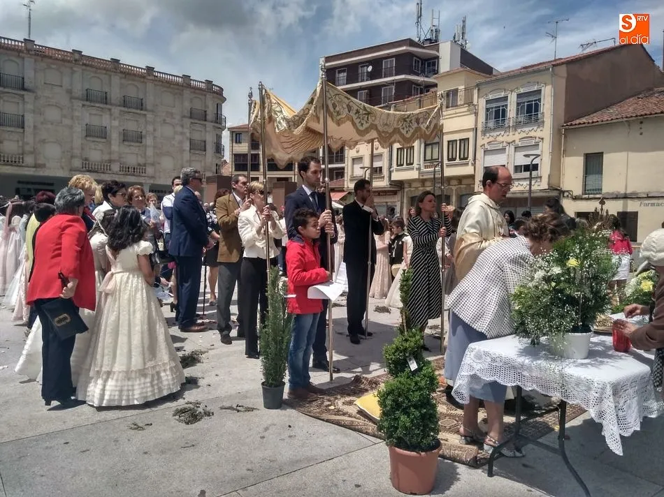 Foto 6 - Los ni&ntilde;os de Primera Comuni&oacute;n protagonizan un soleado Corpus