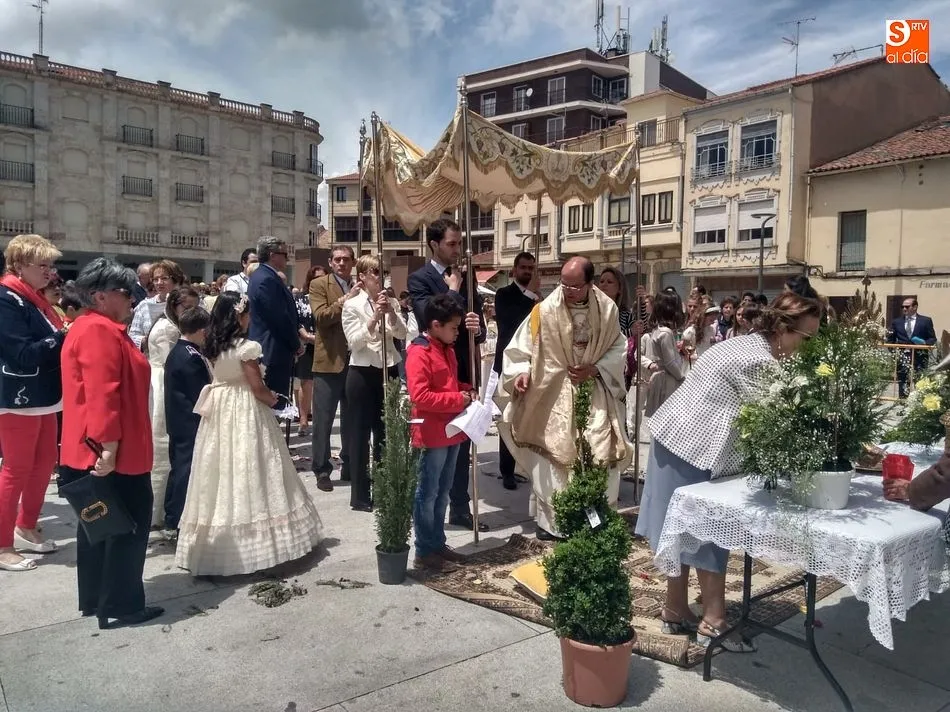 Foto 5 - Los ni&ntilde;os de Primera Comuni&oacute;n protagonizan un soleado Corpus
