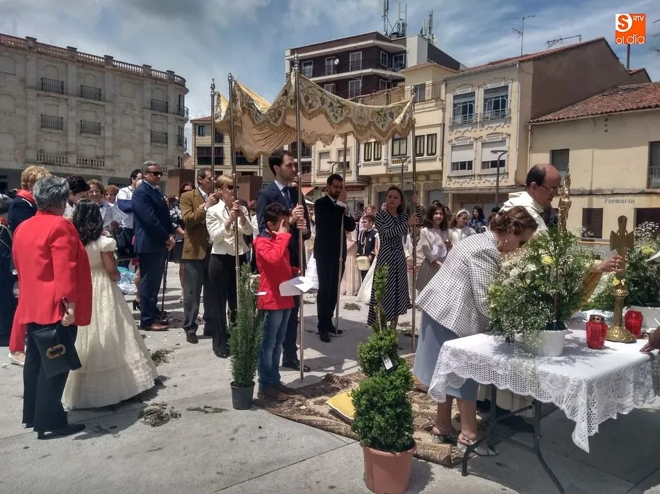 Foto 4 - Los ni&ntilde;os de Primera Comuni&oacute;n protagonizan un soleado Corpus