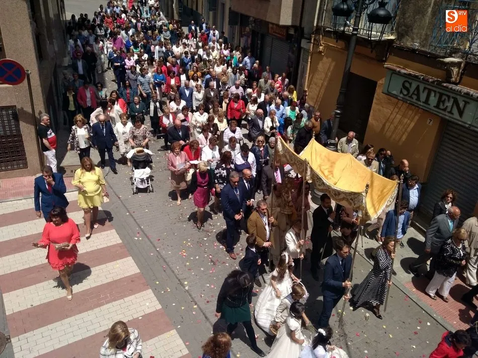Foto 3 - Los ni&ntilde;os de Primera Comuni&oacute;n protagonizan un soleado Corpus