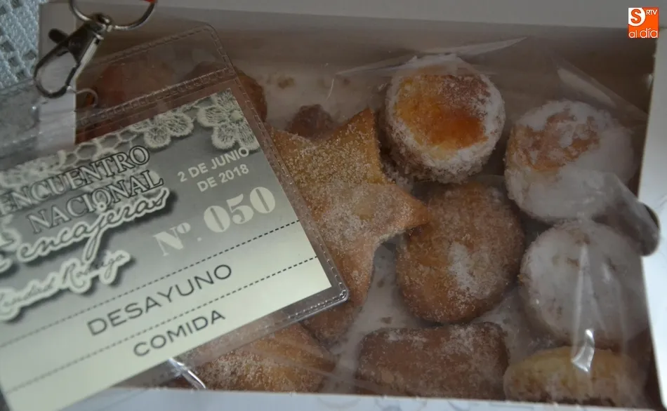 Foto 2 - Unas pastas de Las Carmelitas, entre los regalos que se llevaron de Mir&oacute;briga las encajeras  