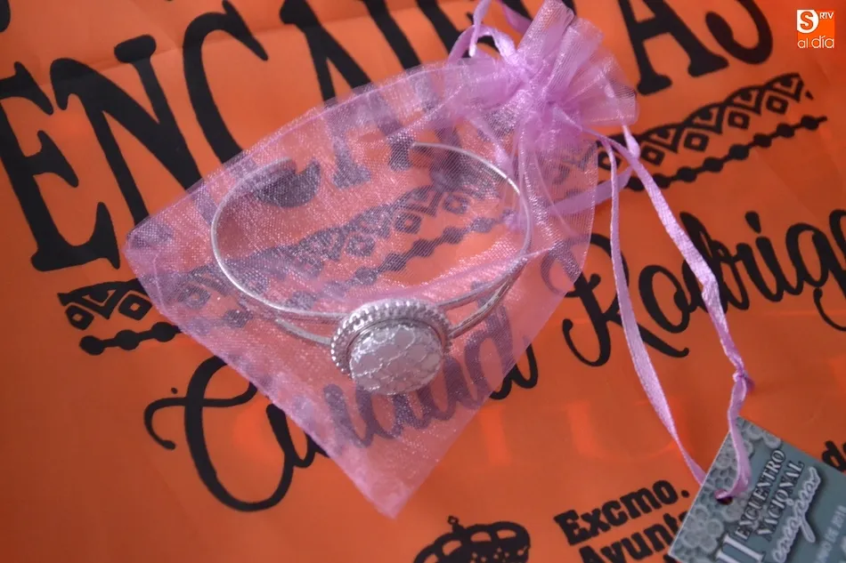 Foto 4 - Unas pastas de Las Carmelitas, entre los regalos que se llevaron de Mir&oacute;briga las encajeras  