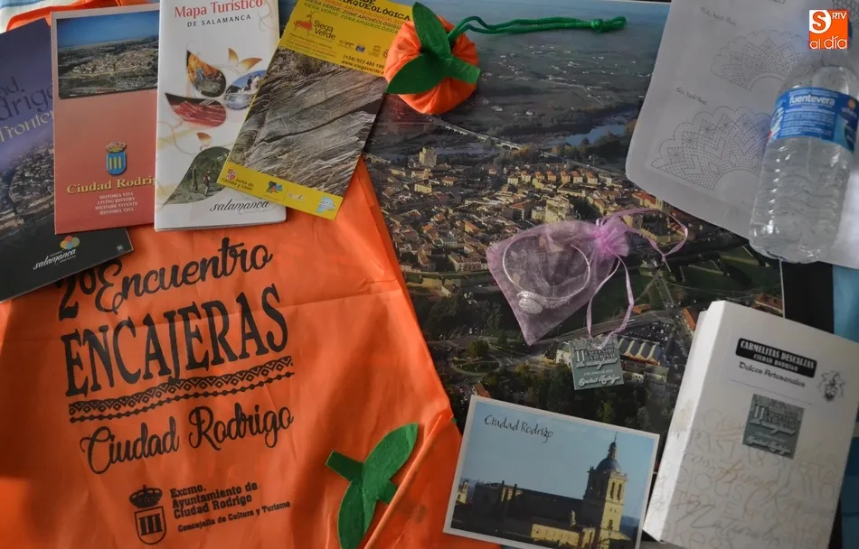 Foto 5 - Unas pastas de Las Carmelitas, entre los regalos que se llevaron de Mir&oacute;briga las encajeras  