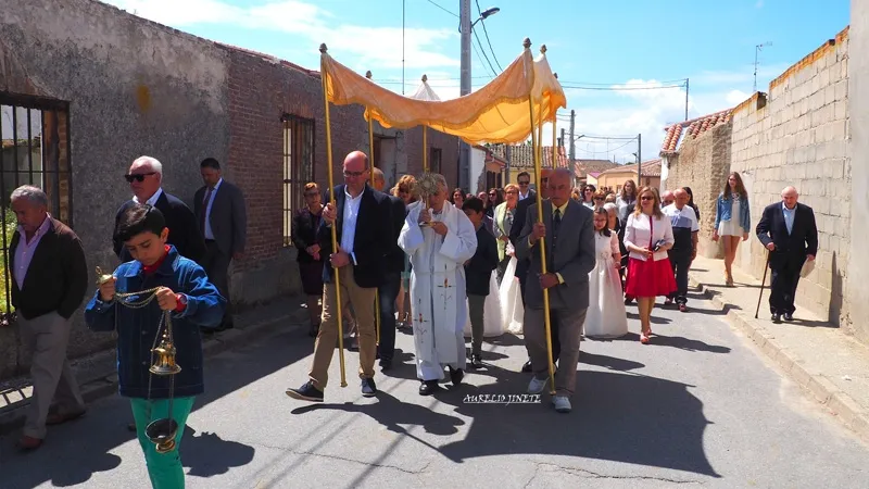 Foto 5 - Boveda del Rio Almar se vuelca en la celebraci&oacute;n del Corpus
