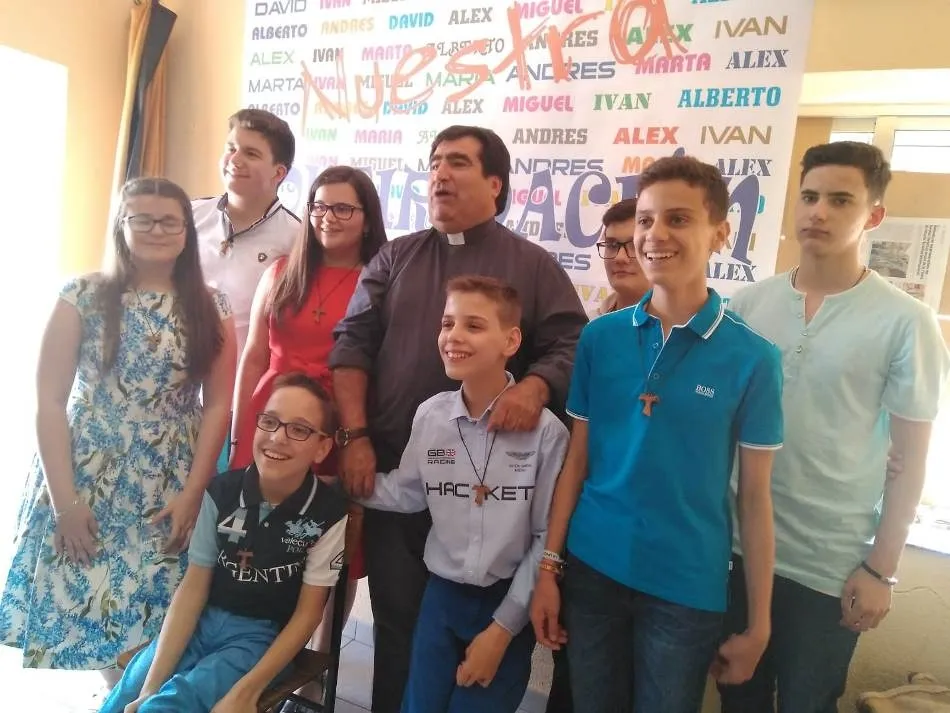 Foto 2 - El Obispo confirma a ocho j&oacute;venes en Barquilla  
