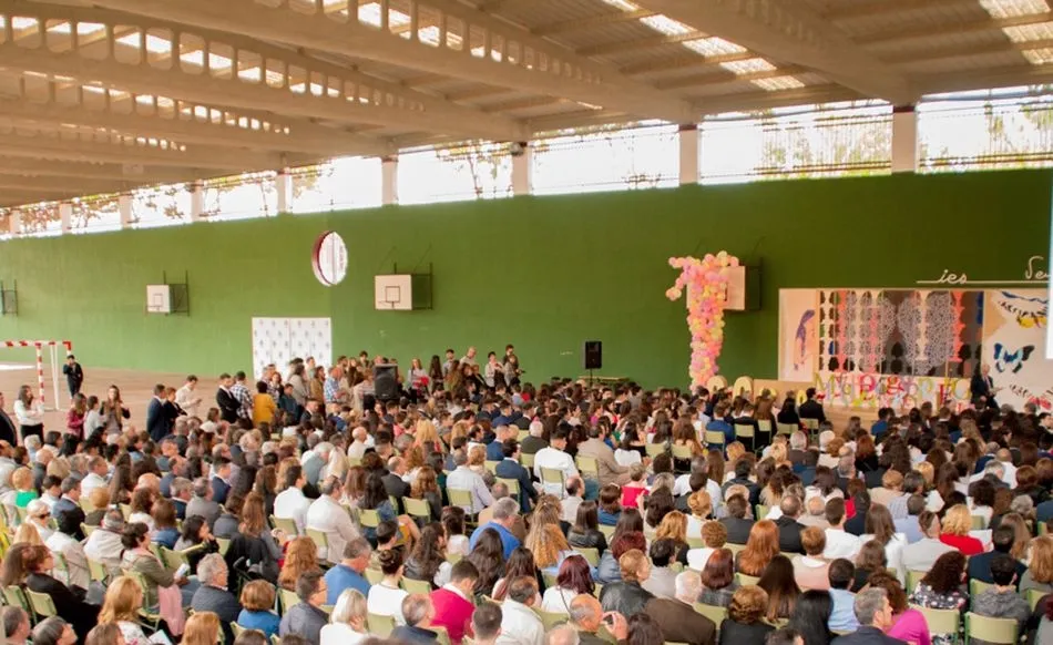 Foto 2 - Emocionante graduaci&oacute;n de los estudiantes del IES Venancio Blanco