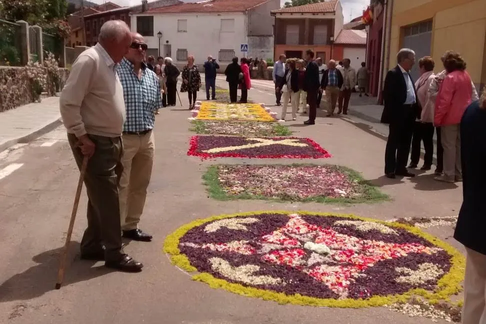 Así de engalanadas lucieron las calles de Serradilla del Arroyo con motivo del Corpus  