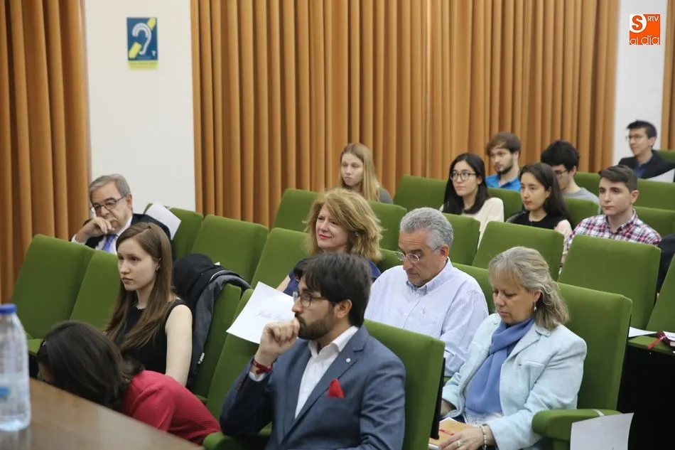 Foto 4 - La Facultad de Medicina despide el curso con diplomas para los Alumnos Internos Acad&eacute;micos