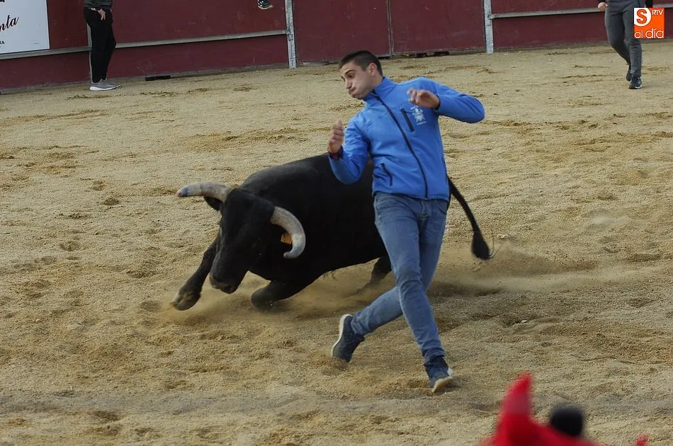Foto 9 - El Toro del Caj&oacute;n concita gran expectaci&oacute;n en una tarde repleta de disfraces y m&uacute;sica  