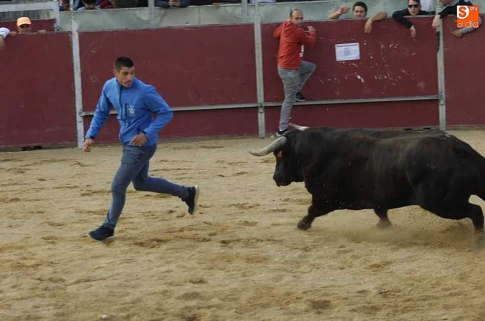 Foto 7 - El Toro del Caj&oacute;n concita gran expectaci&oacute;n en una tarde repleta de disfraces y m&uacute;sica  
