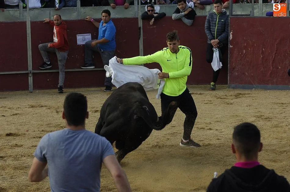 Foto 5 - El Toro del Caj&oacute;n concita gran expectaci&oacute;n en una tarde repleta de disfraces y m&uacute;sica  