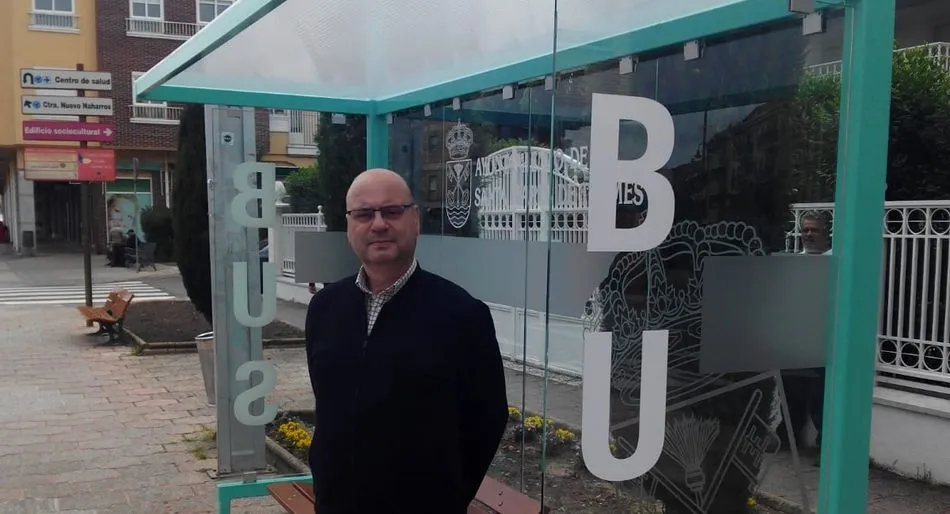 El concejal de Transportes, Jesús Hernández, en la nueva marquesina