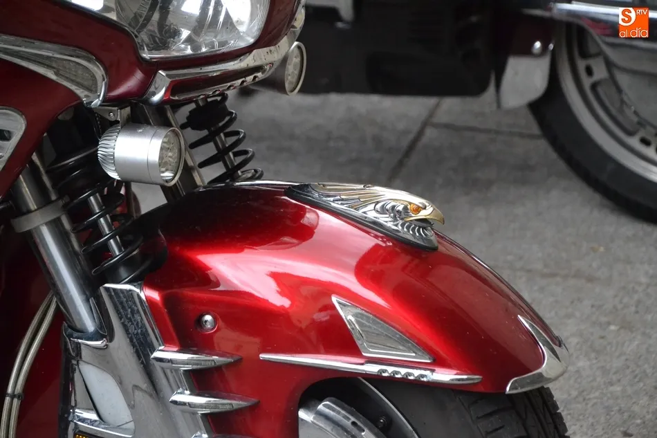 Foto 2 - Unas llamativas motos Honda llegadas de Andorra, objeto de los flashes de los mirobrigenses  