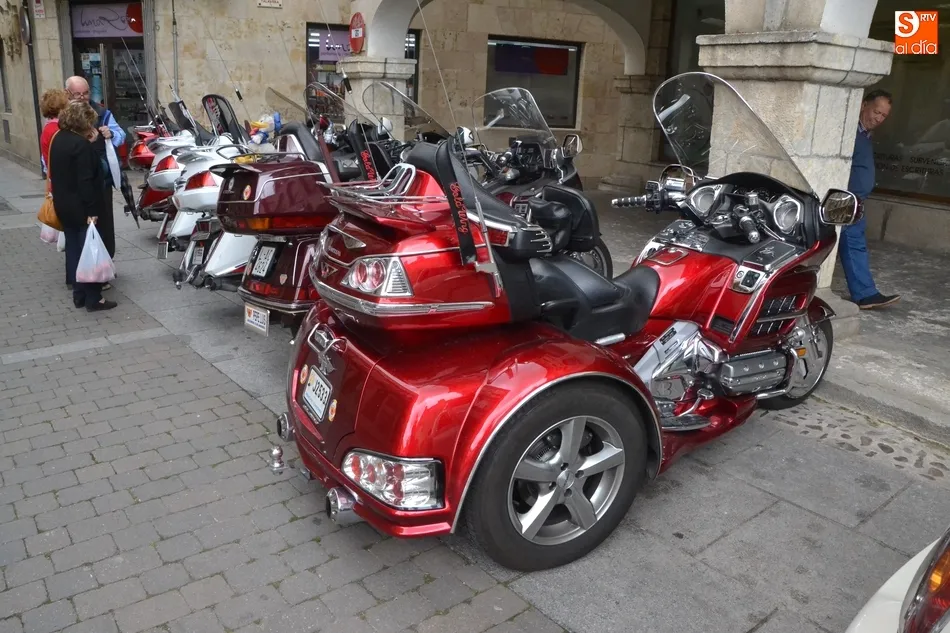 Foto 4 - Unas llamativas motos Honda llegadas de Andorra, objeto de los flashes de los mirobrigenses  