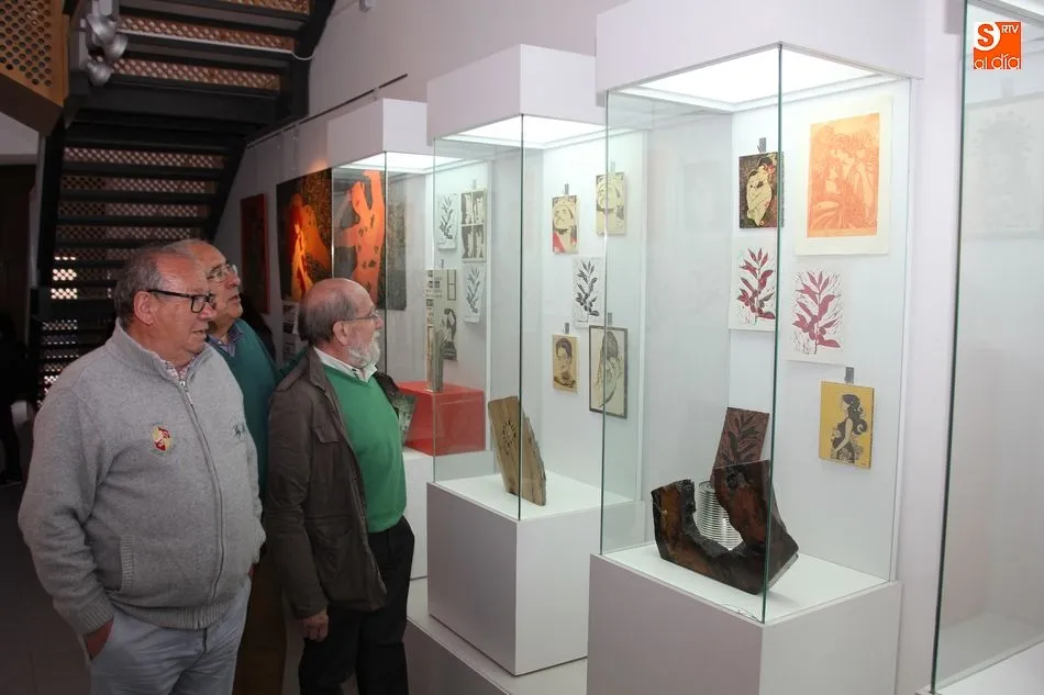 Foto 4 - Beatriz Arjona Borja expone en Vitigudino sus pirograbados de madera  