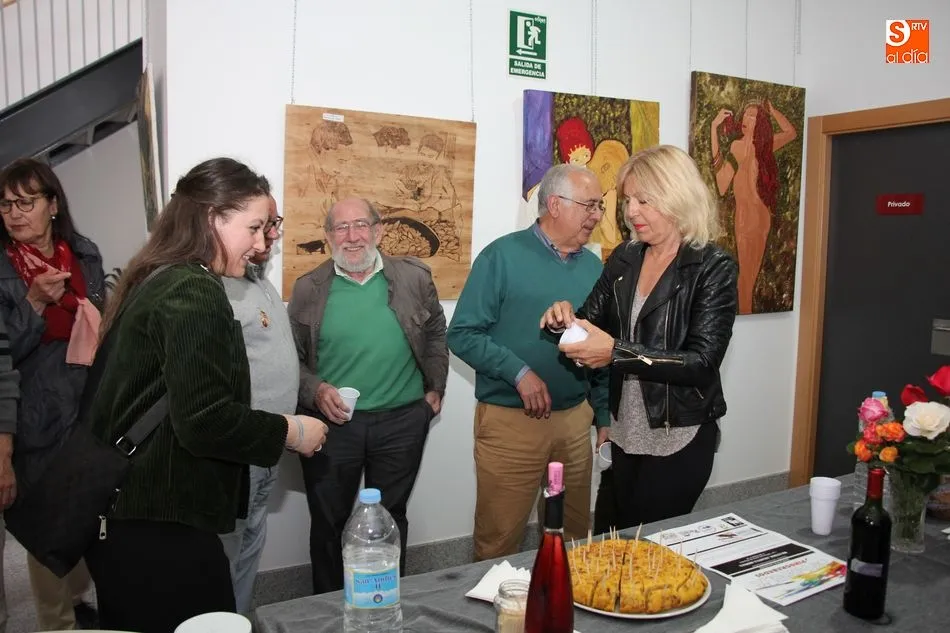 Foto 3 - Beatriz Arjona Borja expone en Vitigudino sus pirograbados de madera  