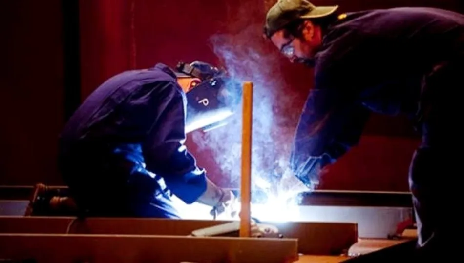 Para elaborar el informe, Confemetal ha elegido cuatro categorías laborales: peón, oficial de primera obrero, oficial de primera administrativo e ingeniero licenciado