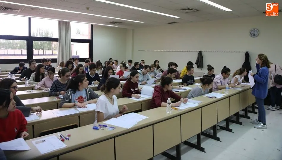 Ser español, nacional de otro país de la Unión Europea o acreditar la condición de residente en España es el primer requisito de estas becas