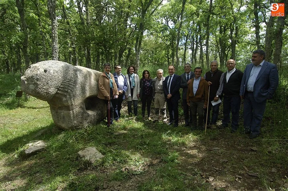 Las autoridades junto al verraco de La Yegua | Fotos Adrián Martín