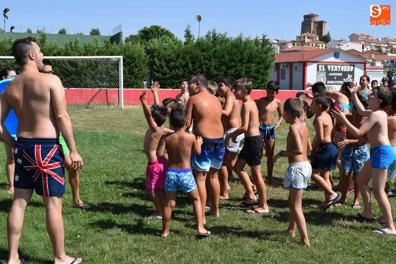 Participantes en el campamento del C.D. Albense jugando