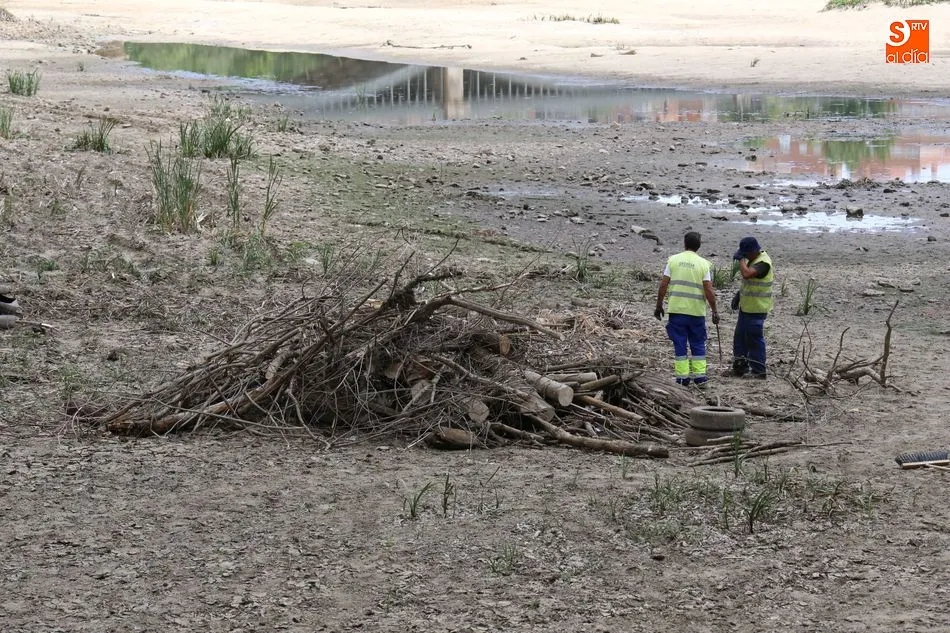 Foto 4 - Comienzan&nbsp;las labores para reparar la pesquera del Tormes y limpiar el cauce del r&iacute;o  