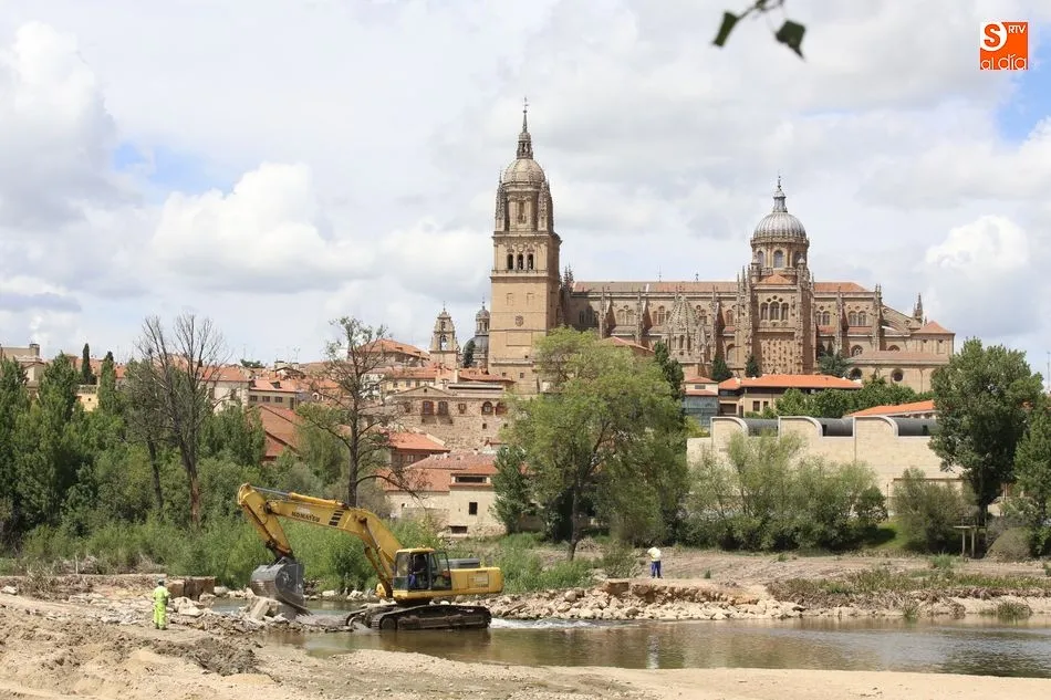 Foto 3 - Comienzan&nbsp;las labores para reparar la pesquera del Tormes y limpiar el cauce del r&iacute;o  