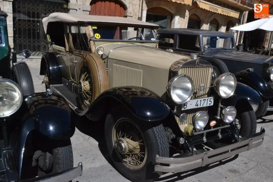 Coche clásico en una concentración en Ciudad Rodrigo